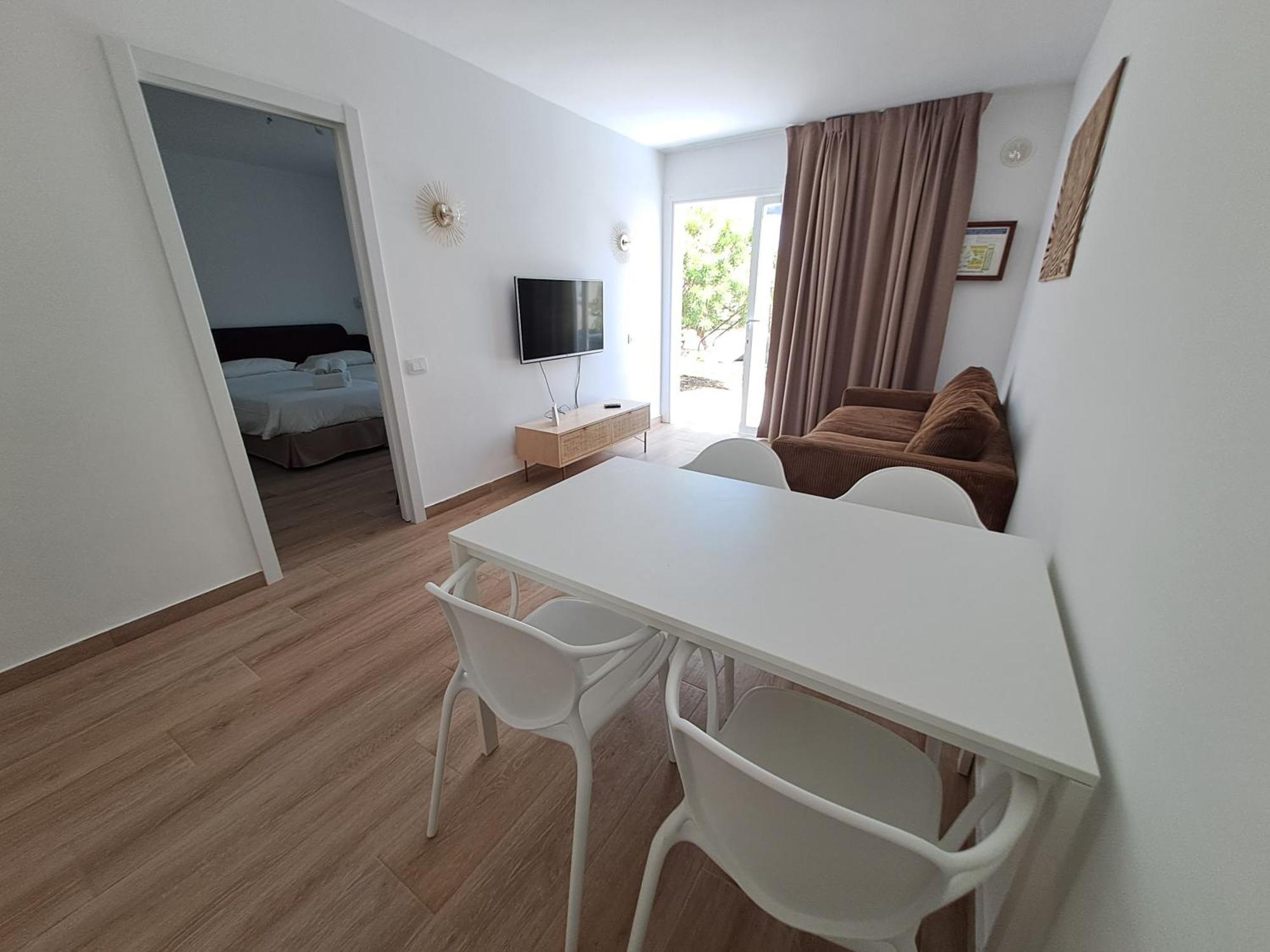 Homeforguest Apartamento Con Terraza Y Piscina En Corralejo Exteriör bild